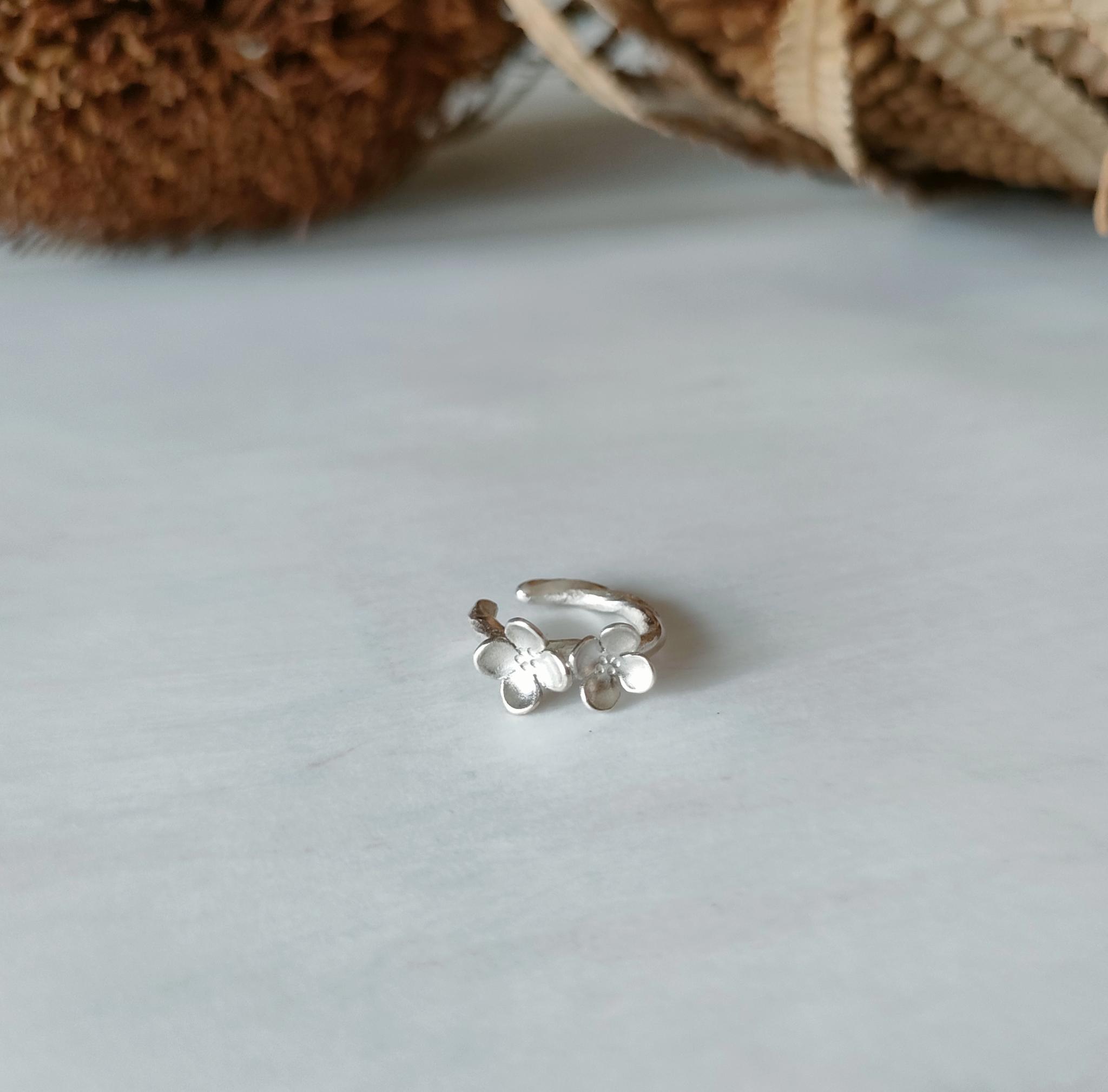 ちいさなお花イヤーカフ